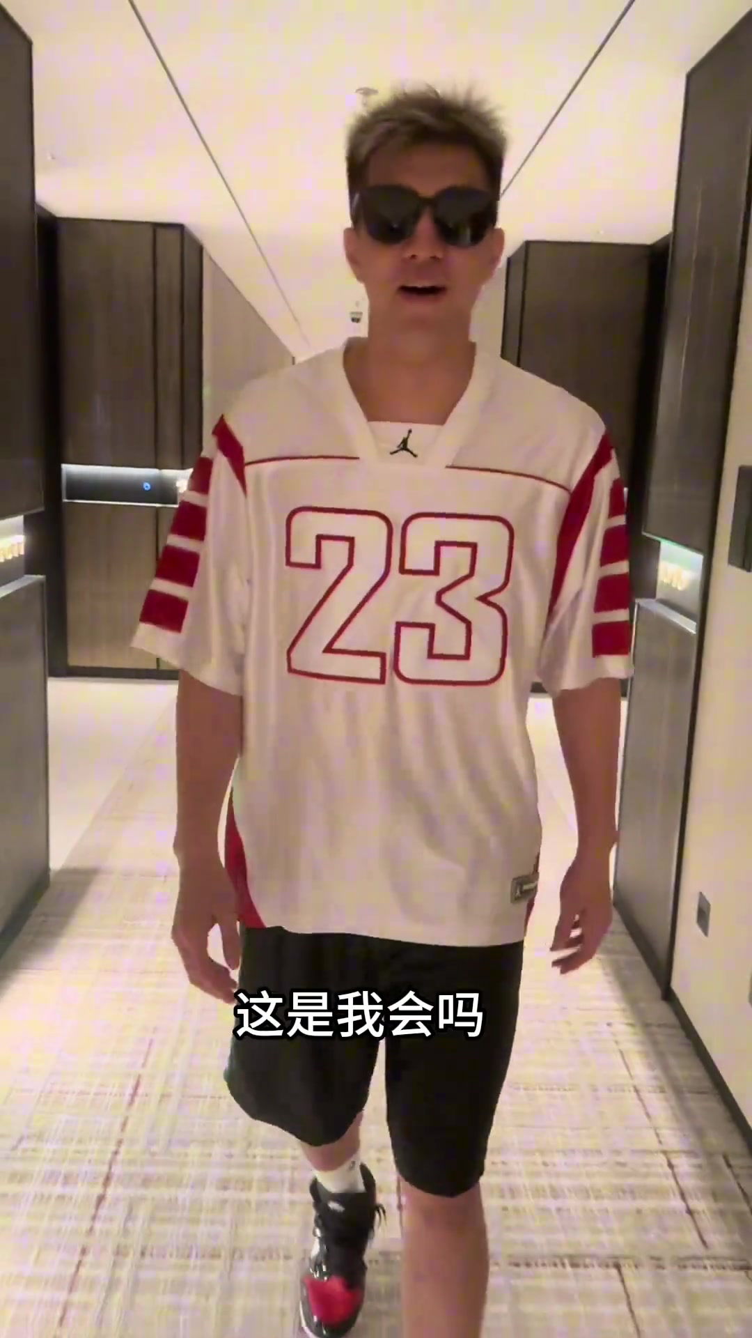 手球进球了！郭艾伦晒视频踢足球：丢人了！