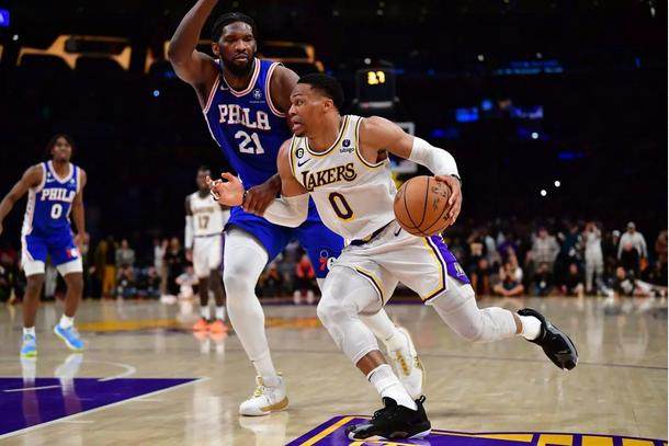 百家乐玩法-连续两场倒在最后争议时刻，詹姆斯遭遇新“里程悲”